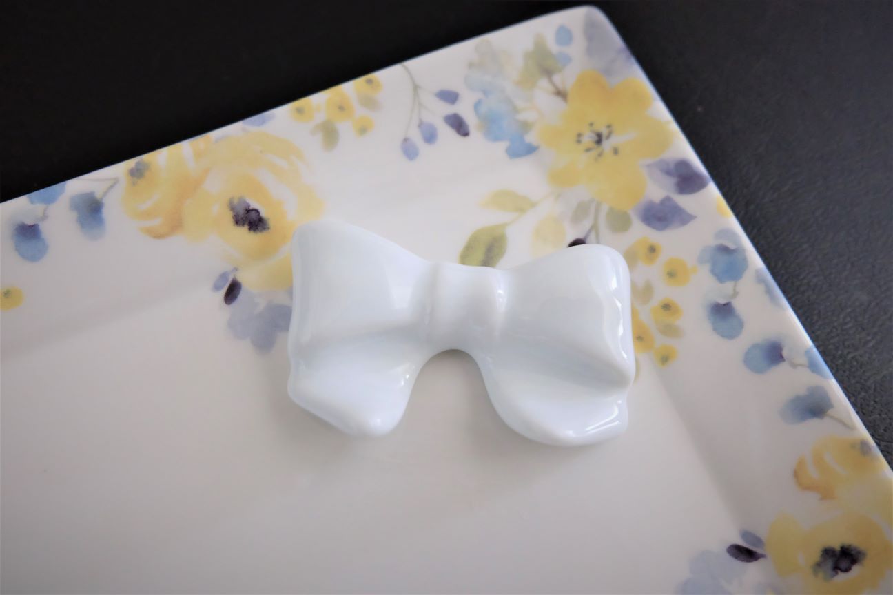 白磁★りぼん箸置き　リボン はしおき　スプーン　フォークレスト