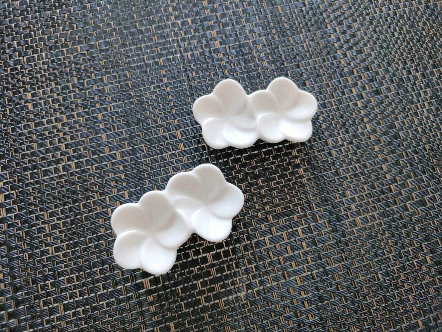白磁★桜　箸置き 薬味置き　２個セット　特別入荷